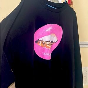 Men’s sweatshirt Lips/ Thick / size large can fit medium /fire sweater / deals